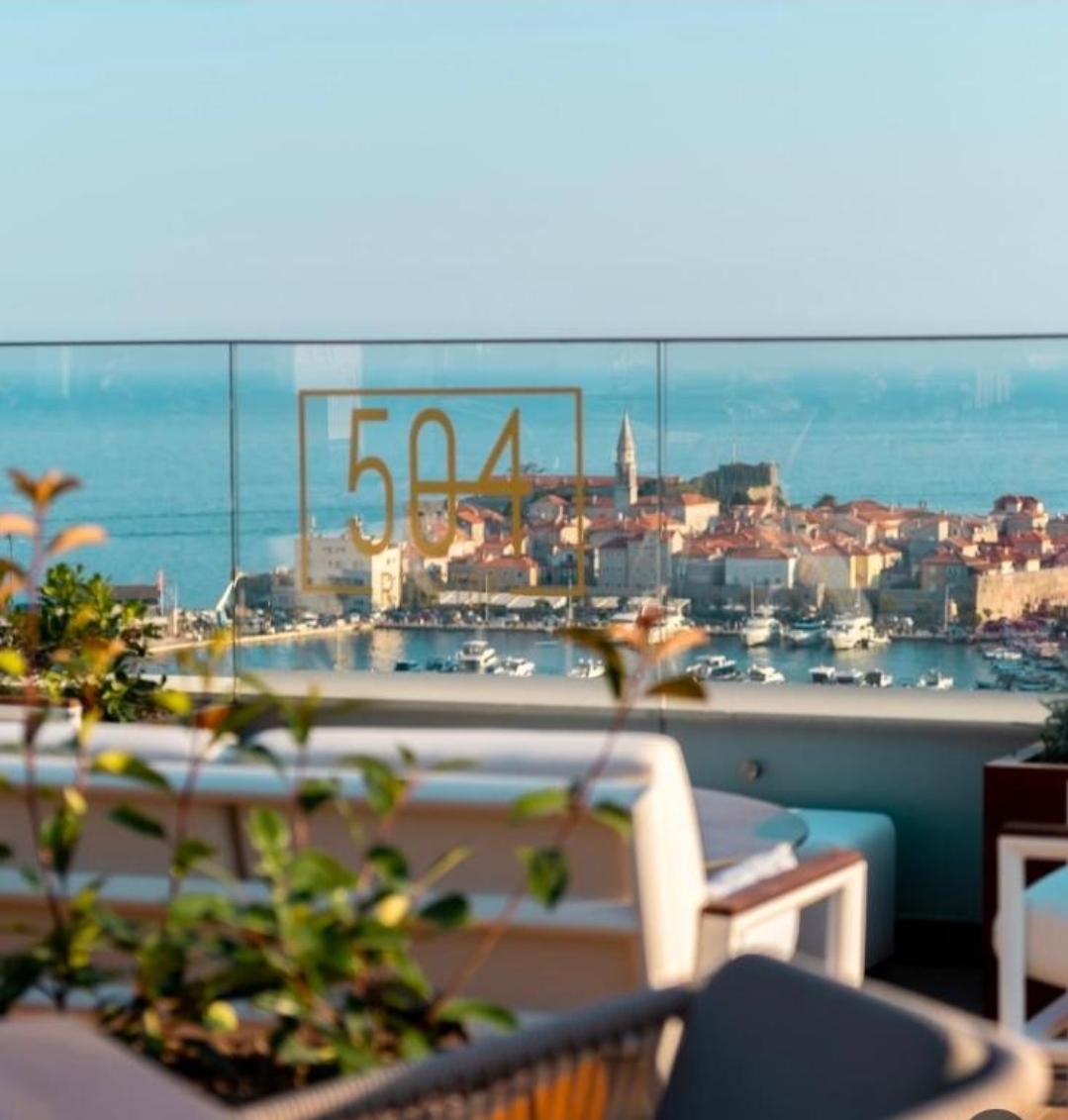 Pogled sa terase na Stari grad Budve