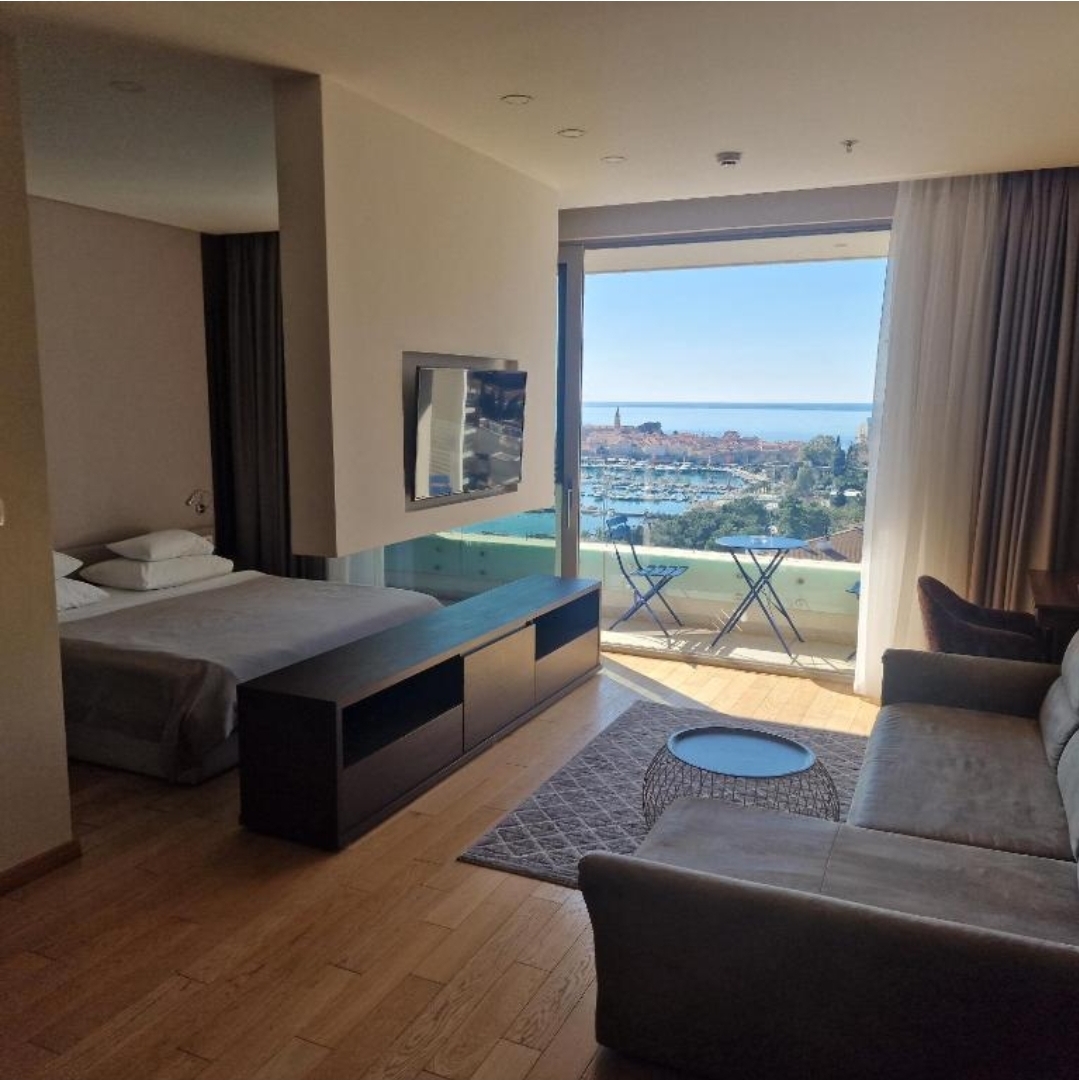 Apt 1102–1104 — Soba sa balkonom